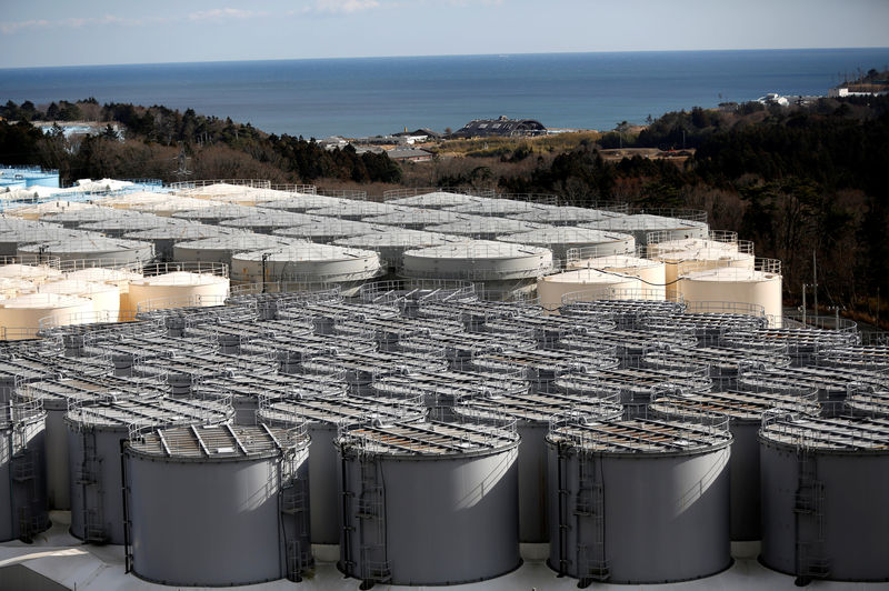 © Reuters. Tanques de armazenamento de água radioativo em usina de Fukushima