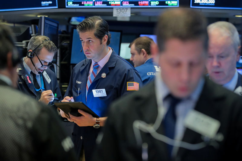 © Reuters. Traders work on the floor of the NYSE in New York