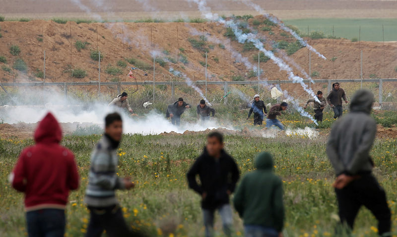 © Reuters. وزارة الصحة: قوات إسرائيلية تقتل فلسطينيا في احتجاجات على حدود غزة