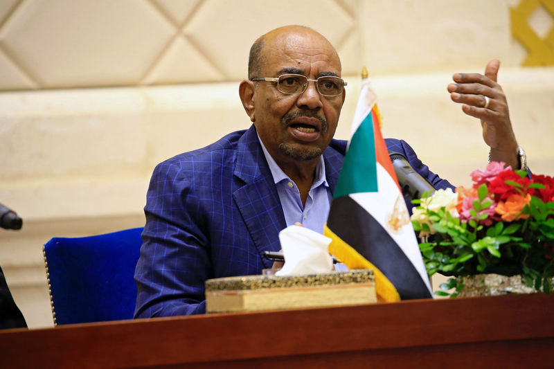 © Reuters. وكالة: الرئيس السوداني عمر البشير يجري تعديلا وزاريا