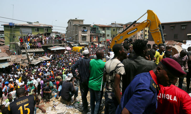 © Reuters. حاكم ولاية: قتلى في انهيار مبنى يضم مدرسة في نيجيريا