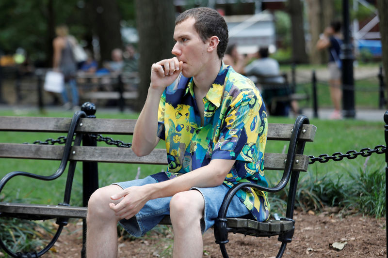 © Reuters. FILE PHOTO: Adam Trubitt vapes Juul e-cigarette in Washington Square Park in Manhattan