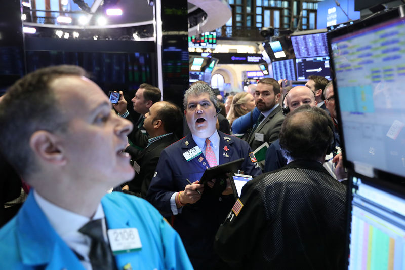 © Reuters. FILE PHOTO:  Traders work on the floor of the NYSE in New York