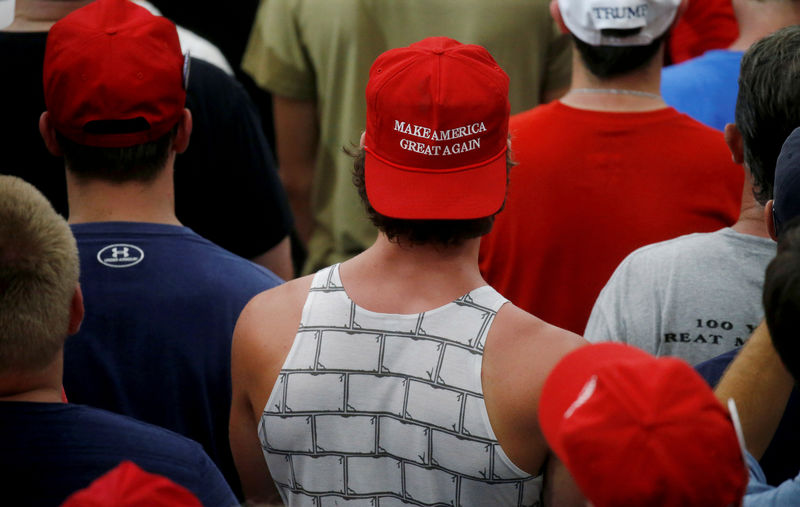 © Reuters. People listen in the crowd as U.S. President Donald Trump holds a Make America Great Again rally in Olentangy Orange High School in Lewis Center