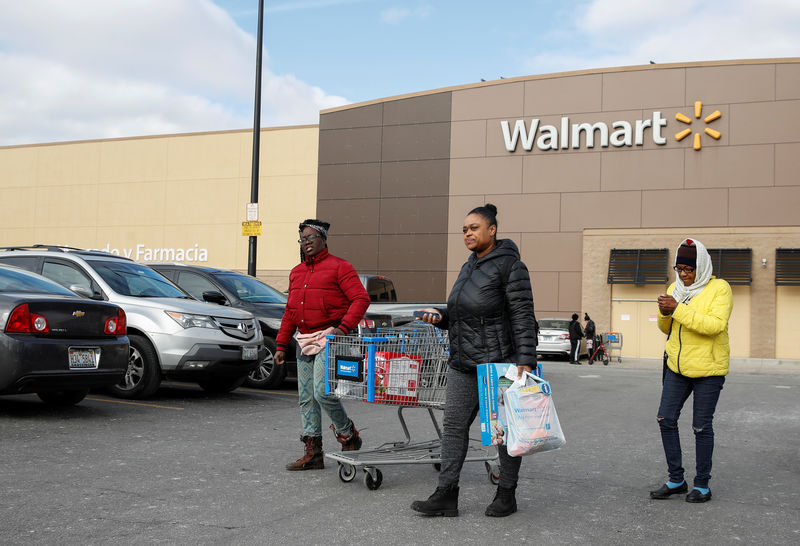 © Reuters. FILE PHOTO:  Shoppers at a Walmart store in Chicago Illinois