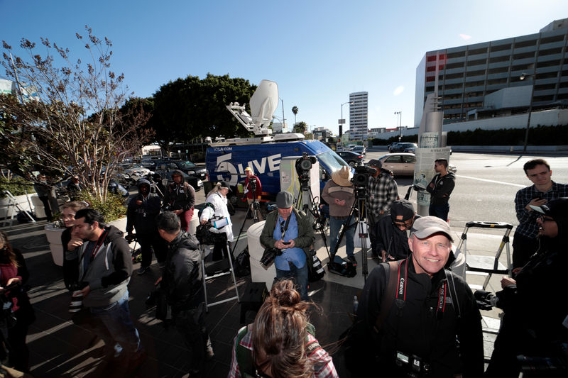 © Reuters. Media gather at the Edward Roybal Federal Building and courthouse, in downtown Los Angeles