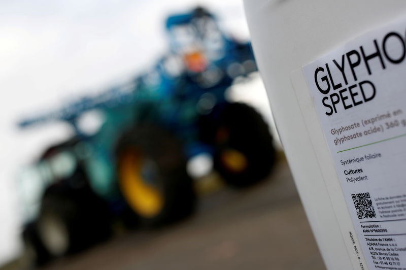 © Reuters. FILE PHOTO: A can of glyphosate weedkiller is seen in front of a tractor with a pulveriser system as French farmer Herve Fouassier attends an interview with Reuters in Ouzouer-sous-Bellegarde