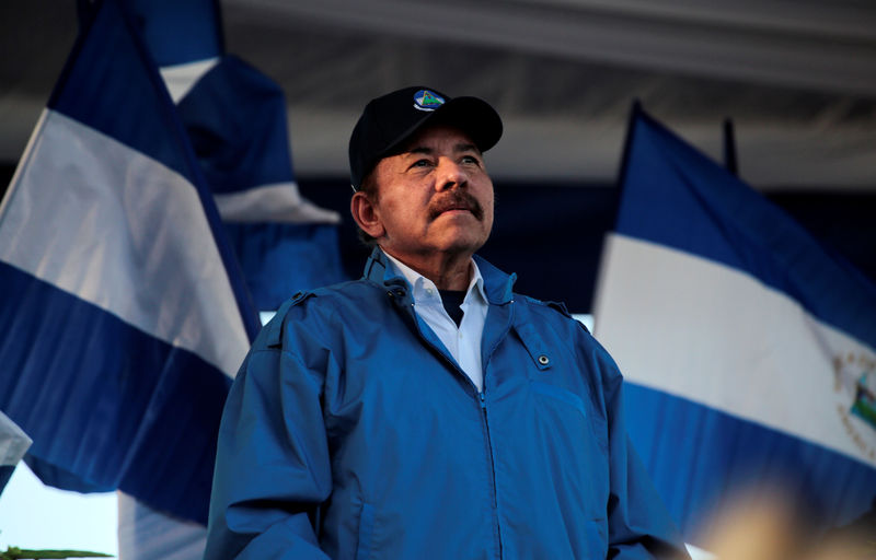 © Reuters. Foto de archivo. El presidente de Nicaragua, Daniel Ortega, participa de una marcha en Managua
