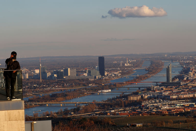 © Reuters. Foto del miércoles de un turista en el monte Kahlenberg en Viena