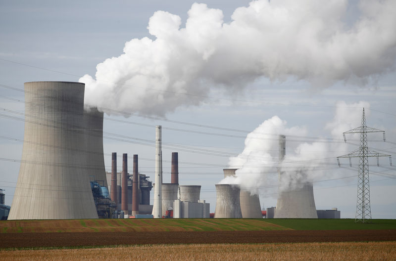 © Reuters. FILE PHOTO: Brown coal fired power plants of RWE, one of Europe's biggest utilities in Neurath near Cologne