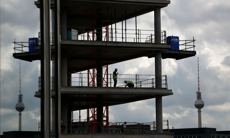 © Reuters. A construction site is pictured near the Hauptbahnhof main train station in Berlin