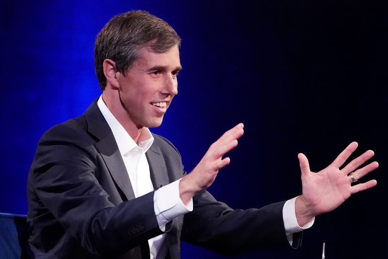 © Reuters. FOTO DE ARCHIVO: Beto O'Rourke habla con Oprah Winfrey en el escenario durante una grabación de su programa de televisión en Nueva York