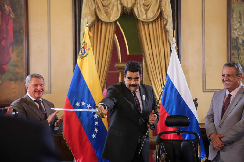 © Reuters. Президент Венесуэлы Николас Мадуро, глава Роснефти Игорь Сечин и министр нефти Венесуэлы и президент PDVSA Эулохио дель Пино на церемонии в Каракасе