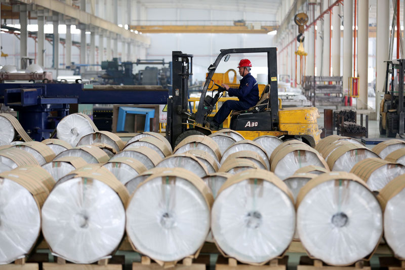 © Reuters. Trabalhador em fábrica na China