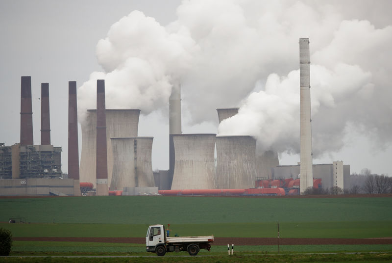 © Reuters. Brown coal fired power plants of RWE, one of Europe's biggest utilities in Neurath near Cologne