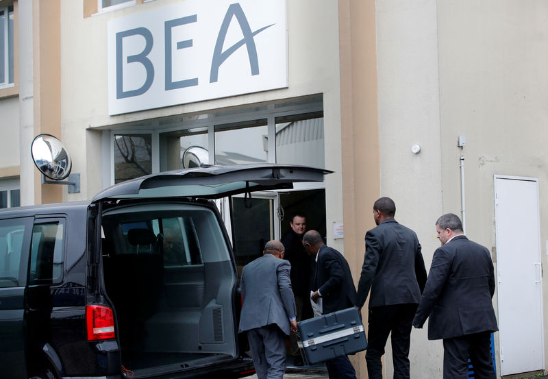 © Reuters. Homens descarregam bagagem de carro diplomático da Etiópia em frente à agência de investigação de acidentes aéreos da França