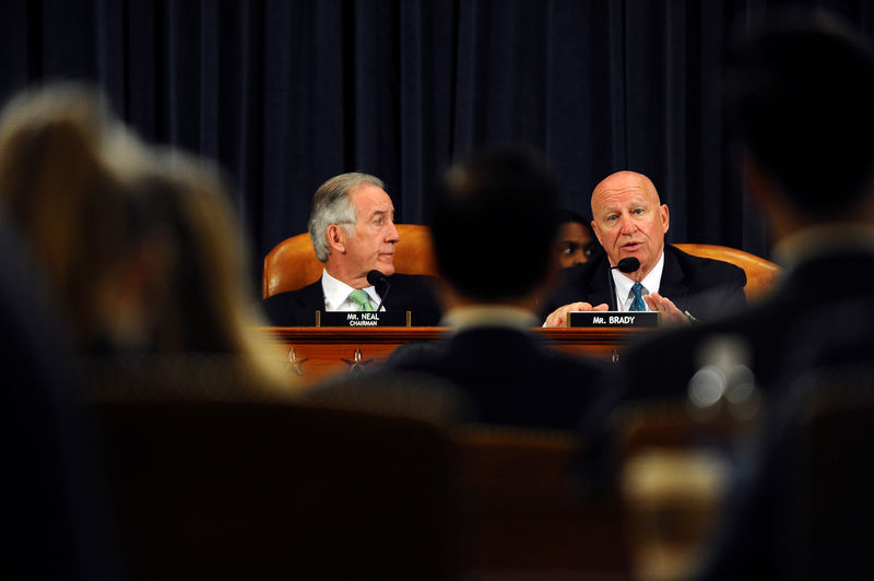 © Reuters. Chairman, Rep. Richard Neal, (D-MA) and Rep. Kevin Brady, (R-TX), question U.S. Commerce Secretary Wilbur Ross who testifies during a House Oversight and Reform Committee