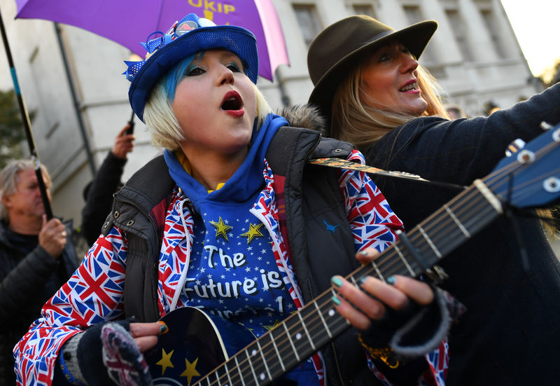 © Reuters. An anti-Brexit protester plays the guitar outside the Houses of Parliament in London