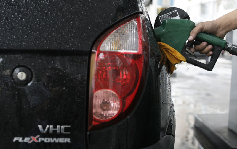 © Reuters. Carro é abastecido com etanol em posto do Rio de Janeiro