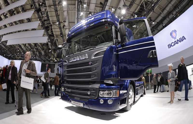 © Reuters. FILE PHOTO:  Shareholders of Volkswagen pass a Scania truck at VW's annual shareholders meeting in Hanover