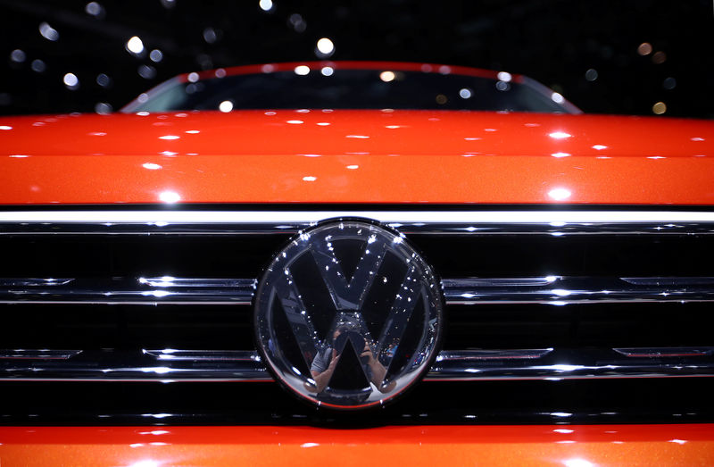 © Reuters. FILE PHOTO: A Volkswagen badge on a new model at the  Geneva International Motor Show