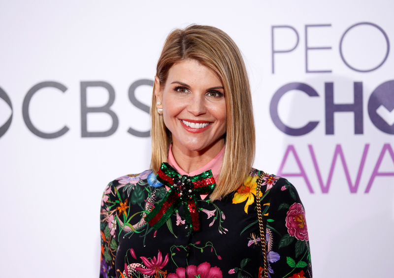 © Reuters. FILE PHOTO: Actress Lori Loughlin arrives at the People's Choice Awards 2017 in Los Angeles
