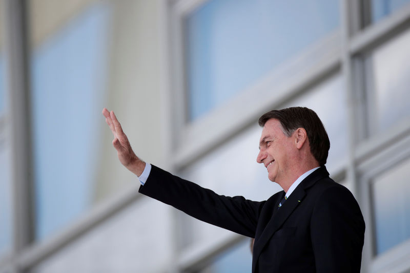 © Reuters. Brazil's President Jair Bolsonaro waves before a meeting with Paraguay's President Mario Abdo at the Planalto Palace in Brasilia