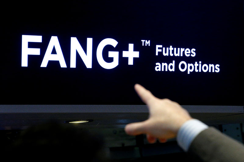 © Reuters. FILE PHOTO - A trader points to a screen that displays FANG+, group of highly-traded technology and tech-enabled companies, on the floor of the NYSE in New York