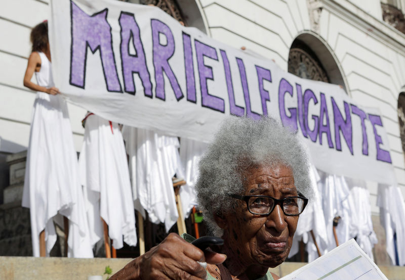 © Reuters. Mulher participa de manifestação para marcar um ano do assassinato de vereadora Marielle Franco no Rio de Janeiro