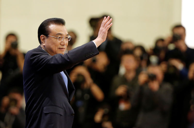 © Reuters. Chinese Premier Li Keqiang waves as he arrives for a news conference following the closing session of the National People's Congress (NPC) at the Great Hall of the People in Beijing