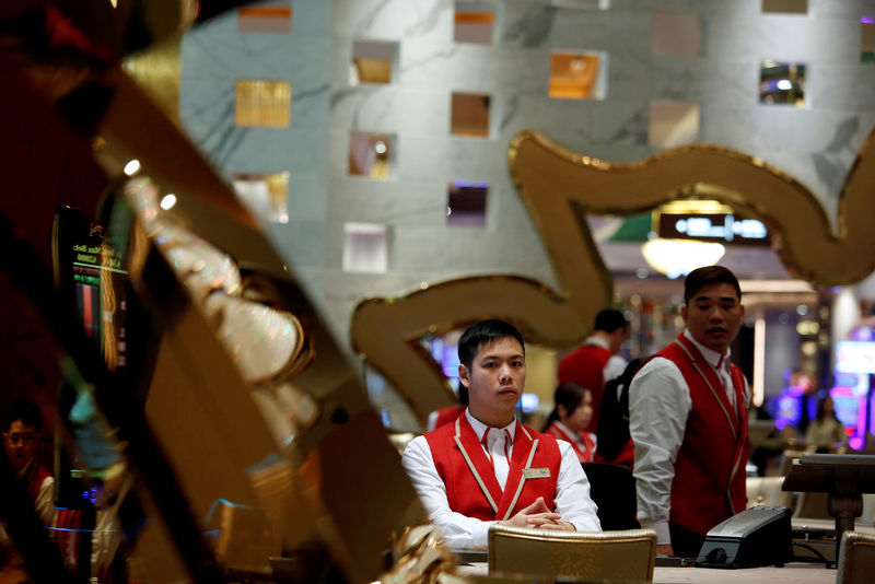 © Reuters. FILE PHOTO: Employees inside the casino prepare for the opening of MGM Cotai in Macau