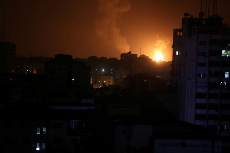 © Reuters. Smoke and flame are seen during an Israeli air strike in Gaza