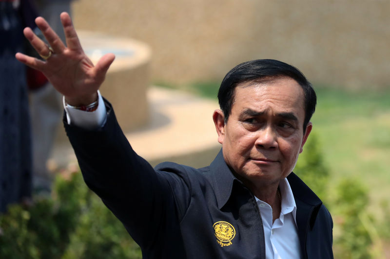 © Reuters. Thailand's Prime Minister Prayuth Chan-ocha gestures as he leaves Khon Kaen railway station after a visit ahead of the general election in Khon Kaen Province