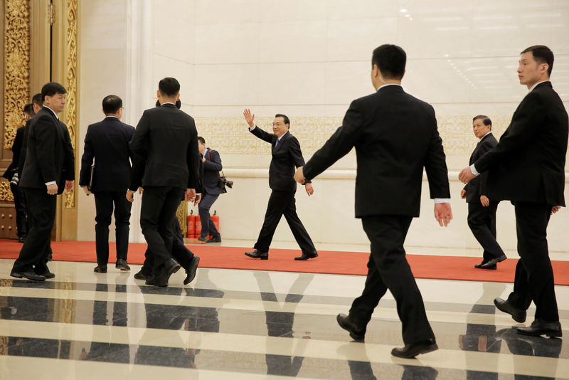 © Reuters. Chinese Premier Li Keqiang waves as he leaves at the end of a news conference following the closing session of the National People's Congress (NPC) at the Great Hall of the People in Beijing