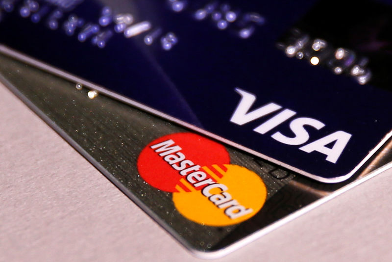 © Reuters. Imagen de archivo de una ilustración de tarjetas de crédito MasterCard y Visa