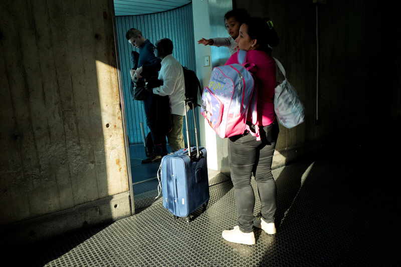 © Reuters. WIDER IMAGE-Venezolanos construyen una nueva vida en España pero siguen preocupados por su país