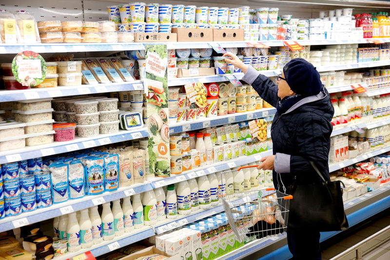 © Reuters. Покупательница в супермаркете Дикси в Москве