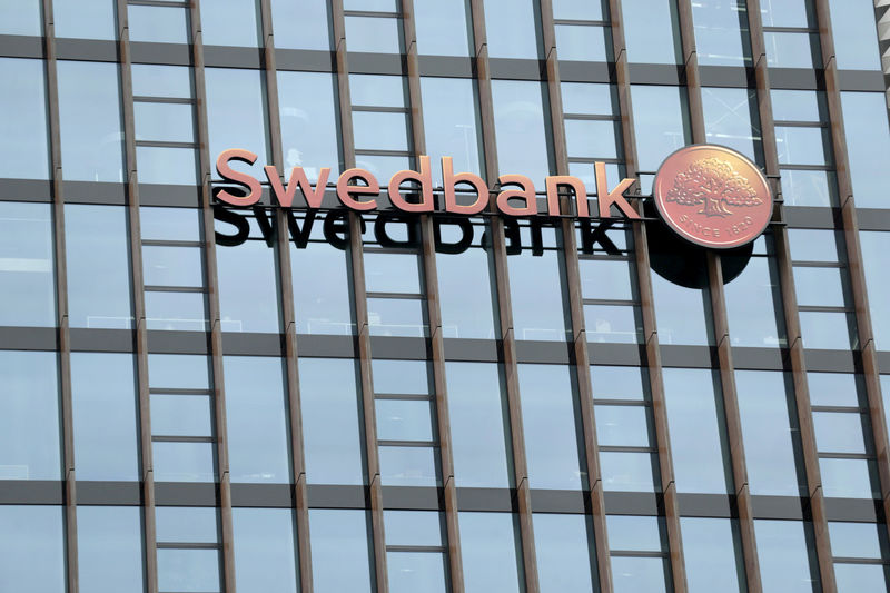 © Reuters. FILE PHOTO: Swedbank's logo on its Lithuanian headquarters in Vilnius