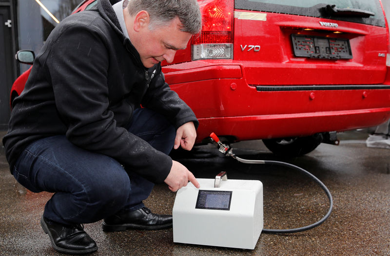 © Reuters. Spielvogel of U.S. instruments manufacturer TSI demonstrates the use of a new TSI-PET device to test the effectiveness of particle filters of cars in Duebendorf