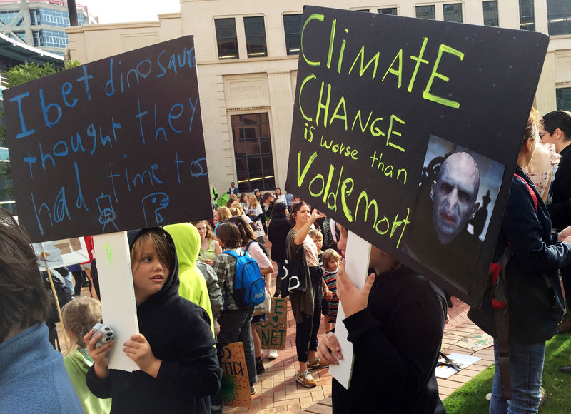 © Reuters. Los manifestantes que demandan acciones contra el cambio climático se reúnen en la plaza de Te Ngakau en Wellington
