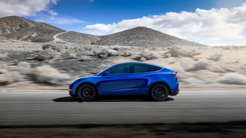 © Reuters. Un vehículo utilitario deportivo modelo Y de Tesla Inc. en una carretera de Los Ángeles
