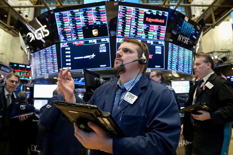 © Reuters. FILE PHOTO: Traders work on the floor of the NYSE in New York