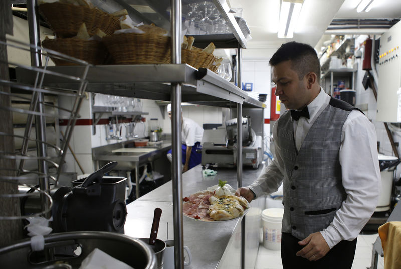 © Reuters. Garçom trabalha em restaurante no Rio de Janeiro