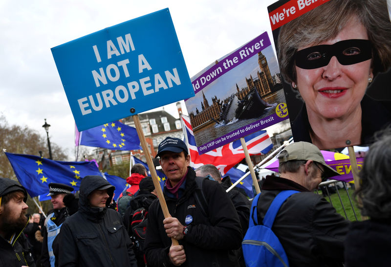 © Reuters. Manfiestantes pró-Brexit protestam em frente ao Parlamento, em Londres