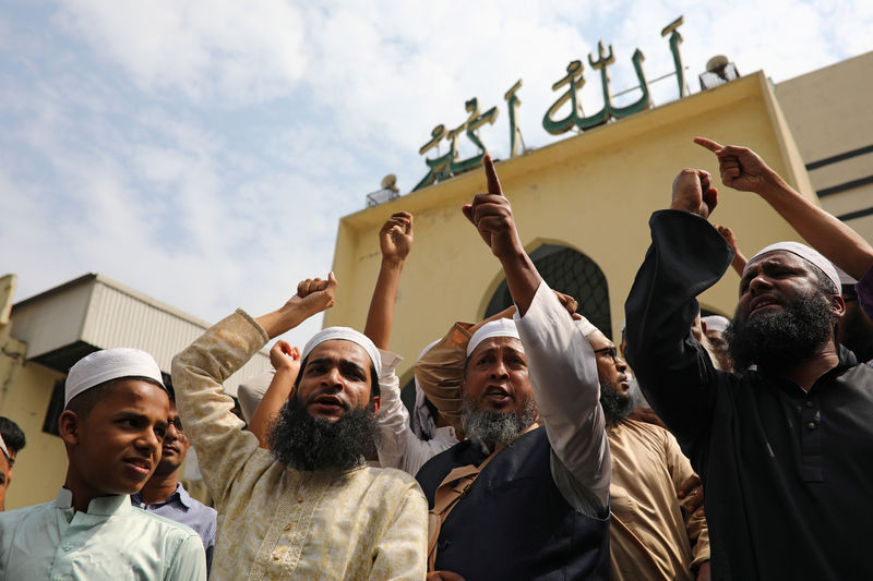 © Reuters. Muçulmanos protestam em ato de condenação a ataque a mesquisas na Nova Zelândia, após orações de sexta-feira em Mesquita de Bangladesh