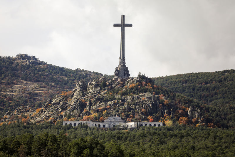 © Reuters. En la imagen de archivo una vista general del Valle de los Caídos en San Lorenzo de El Escorial