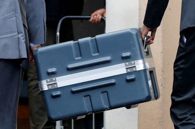 © Reuters. قطاع الطيران يترقب مع بدء فحص الصندوق الأسود للطائرة الإثيوبية في فرنسا