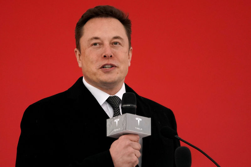 © Reuters. CEO da Tesla, Elon Musk, em cerimônia de nova fábrica da Tesla em Xangai.