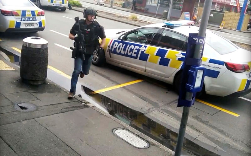 © Reuters. Policial responde a tiroteio em Linwood, na Nova Zelândia
