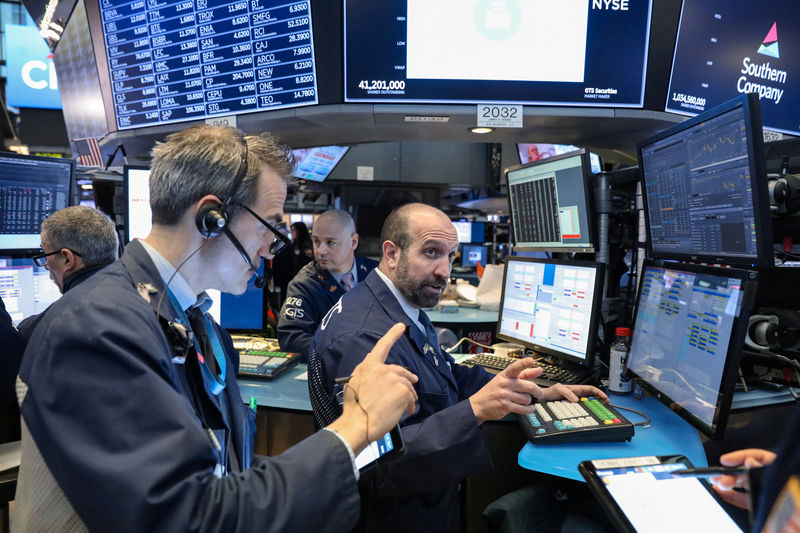 © Reuters. Traders work on the floor of the NYSE in New York